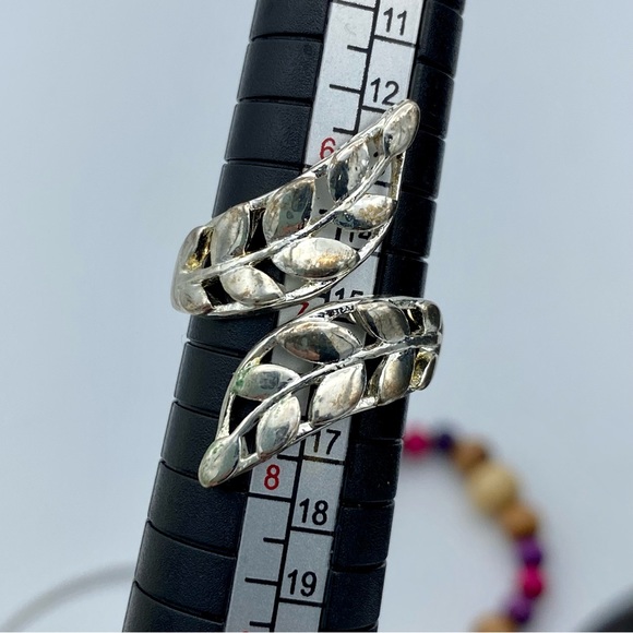 Jewelry Bundle; 4 Bracelets, 1 Ring - Picture 4 of 10